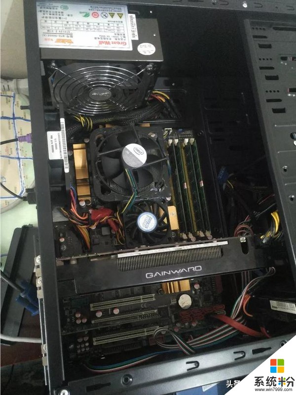 我电脑主机中，放置硬盘的空间狭小，请问硬盘堆叠在一起放可以吗，会不会导致硬盘温度过高等安全隐患？(图1)