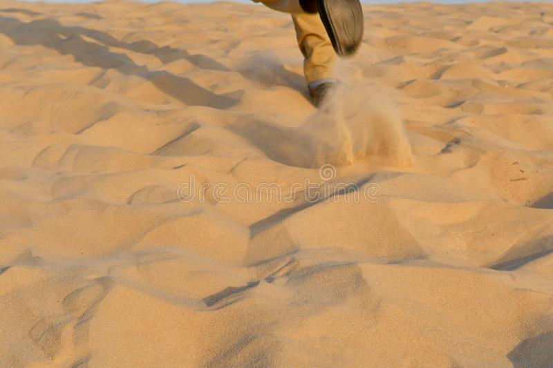 计算机半导体芯片用的是沙漠里的沙子，还是海里的沙子？(图1)