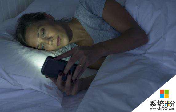 睡不著晚上玩手機更睡不著了,越看越清醒?