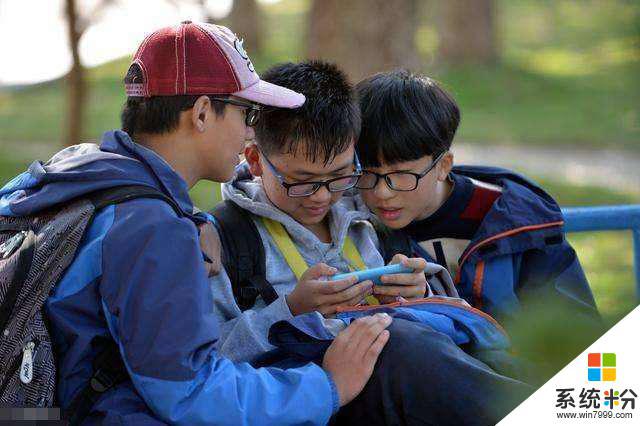 学生经常看手机，屏幕离得很近，家长可以没收学生手机吗？
