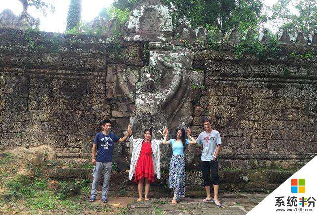 我去某個旅遊景區玩時，正打算拍照時有三個陌生女孩出現在我附近也準備拍照，在我拿起手機時，